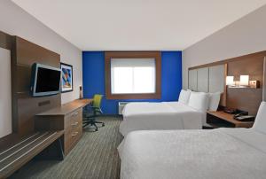 马歇尔马歇尔智选假日酒店的酒店客房设有两张床和电视。