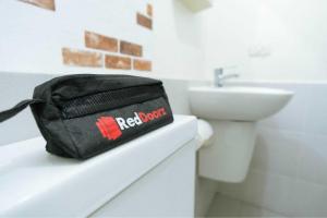 RedDoorz near OPI Mall Palembang 2的一间浴室