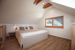 博希尼Apartments Izvir的白色的卧室设有床和窗户