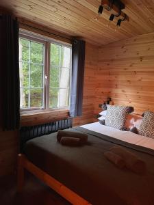 SwarlandPercy Wood Lodges with Hot Tubs的小木屋内一间卧室,配有一张大床