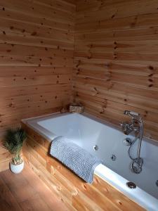 SwarlandPercy Wood Lodges with Hot Tubs的相册照片