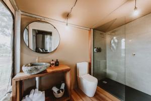 马奇Evamor Valley的一间带水槽、卫生间和镜子的浴室
