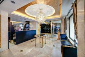 伊斯坦布尔大财富SPA酒店的更衣室配有吊灯和桌子