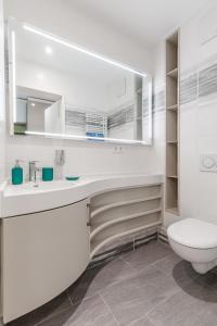 埃朗根The Brucklyn Apartments的白色的浴室设有卫生间和水槽。