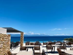 弗纳瑞亚科洛奈兹海滩酒店的一个带桌椅的庭院和大海