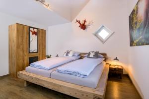 松托芬BergFux Ferienhaus - hochwertige Ausstattung的白色墙壁客房的两张床