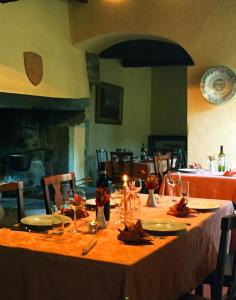 卡波罗纳Villa Vezza的餐桌和桌布