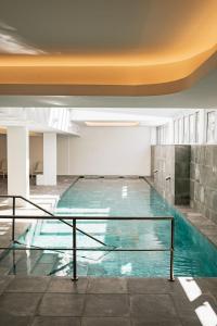 埃武拉马尔德尔阿克度托酒店的大楼内的一个蓝色海水游泳池