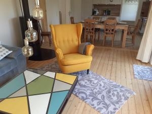 蒙绍Ferienhaus Wiesenblick的客厅配有黄色椅子和桌子