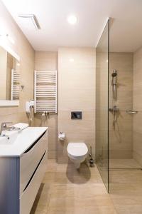 波兹南Meet Poznań Hotel的浴室配有卫生间、盥洗盆和淋浴。