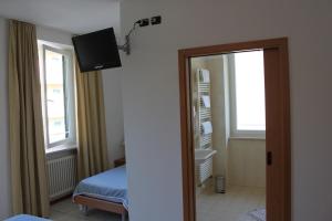 博尔扎诺霍费尔旅馆的客房设有带一张床和镜子的卧室