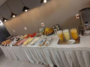 圣保罗松树尤尼科拉斯酒店的装满食物和橙汁的桌子