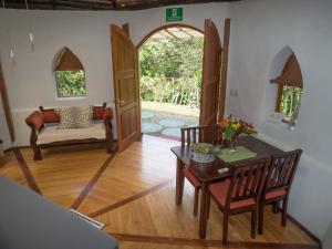 PlatanilloParadiselodge Casa Romantica的客厅配有桌椅和沙发
