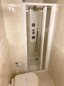 罗马玛格丽塔女王酒店的一间带卫生间和淋浴的小浴室