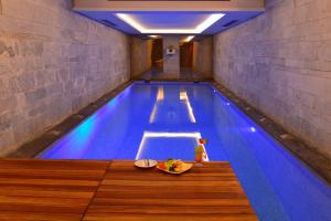 Pera Tulip Hotel & Spa - Taksim Pera内部或周边的泳池