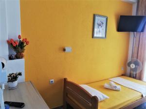 艾斯普罗瓦塔KLetnikovi的一间设有黄色墙壁、一张桌子和一张床的房间