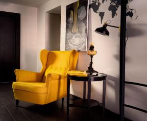 布拉格Hotel Shato Gesson的黄色椅子和带灯的桌子