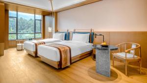 大理悦山海酒店客房内的一张或多张床位