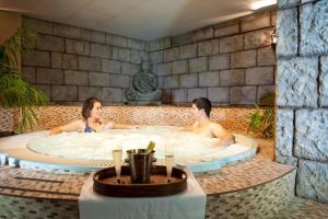 加的斯加的斯广场Spa酒店的两人在度假村的按摩浴缸中