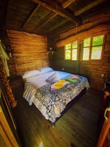 NemocónCabaña Agrreste的小木屋内的卧室配有床