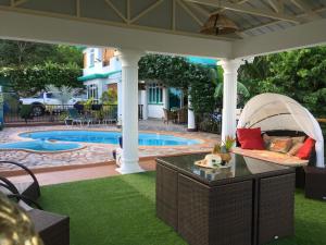 拉戈莱特Panorama Villa的后院设有游泳池和凉亭