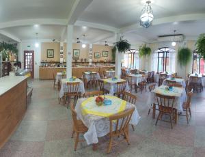 加罗帕巴路宝酒店的餐厅内带桌椅的用餐室