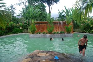 利比里亚蓝河温泉度假酒店的一群人在游泳池游泳
