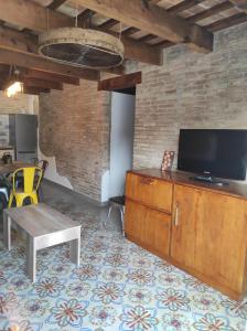 代尔特布雷Casa Rural MESTRE的客厅配有平面电视和桌子。