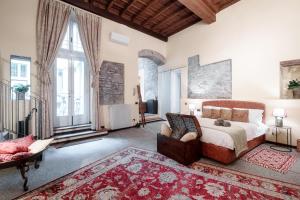 科莫Historical Suites - The House Of Travelers的一间卧室配有一张特大号床和一张沙发