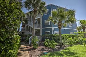 圣奥古斯丁St Augustine Condo with Resort-Style Amenities!的一座棕榈树的蓝色房子