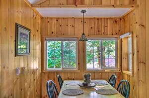 阿什福德Elk Hideaway Ashford Cottage with Hot Tub!的一间带桌椅和窗户的用餐室