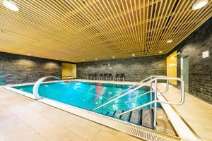 诺夫梅斯托纳马瑞夫滑雪酒店的一座带游泳池的大楼内的大型游泳池