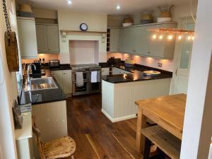 达特茅斯Beautiful 5 Bedroom, Amazing Water & Valley Views的厨房铺有木地板,配有白色橱柜。