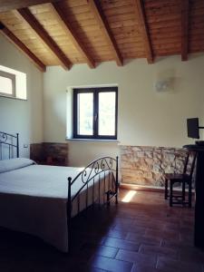 TresanaCa Giacomo的一间卧室设有一张大床和一个窗户。