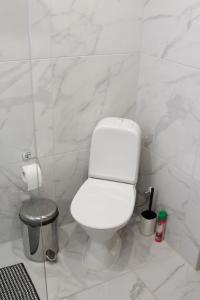 派尔努帕普利公寓的白色的浴室设有卫生间和垃圾桶