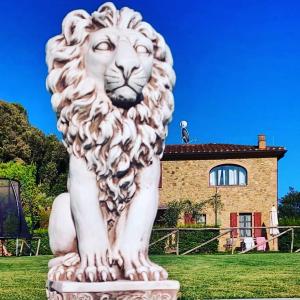 里帕尔贝拉Il Casolare Val Di Mare的狮子雕像在建筑物前
