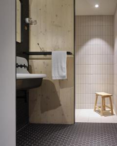 WambrechiesBERCAIL的一间带水槽和毛巾的浴室
