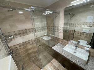 巴奇卡帕兰卡Grand Hotel&Restaurant的一间带水槽和淋浴的浴室