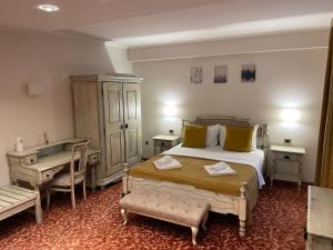 Grand Hotel&Restaurant客房内的一张或多张床位