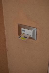 内雷托欧罗巴酒店的墙上的保险箱,上面贴着标签