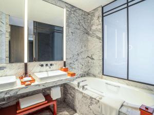 杭州英冠索菲特酒店的一间浴室