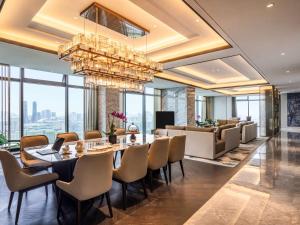 杭州杭州英冠索菲特酒店的一间带桌椅和吊灯的用餐室