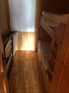 奥普达尔Charming Mountain Cabin的小房间设有两张双层床和木地板