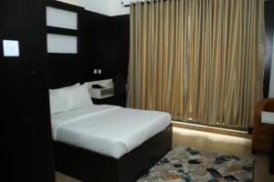 伊凯贾Hotel Capitol的一间卧室设有一张床和一个大窗户