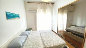 Luniappartamento mare di Luni Mare的一间卧室设有一张大床和一个窗户。
