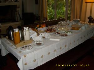 托雷斯诺瓦斯Casa Dos Arrabidos的一张桌子,上面有白色的桌布,上面有食物