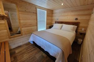 瓦莱079 Tiny Home nr Grand Canyon South Rim Sleeps 8的小木屋内一间卧室,配有一张床