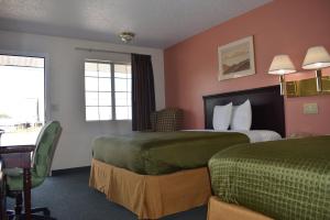 斯普林代尔Royal Inn的酒店客房配有两张床和一张书桌