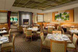 伯林格姆旧金山机场皇冠假日酒店的一间带桌椅和壁炉的餐厅