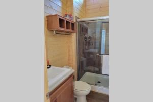 073 Tiny Home nr Grand Canyon South Rim Sleeps 8的一间浴室